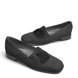 Stuart Weitzman Paisano Stretch Loafer 9B Black Textured Tassel Shoes Old Money